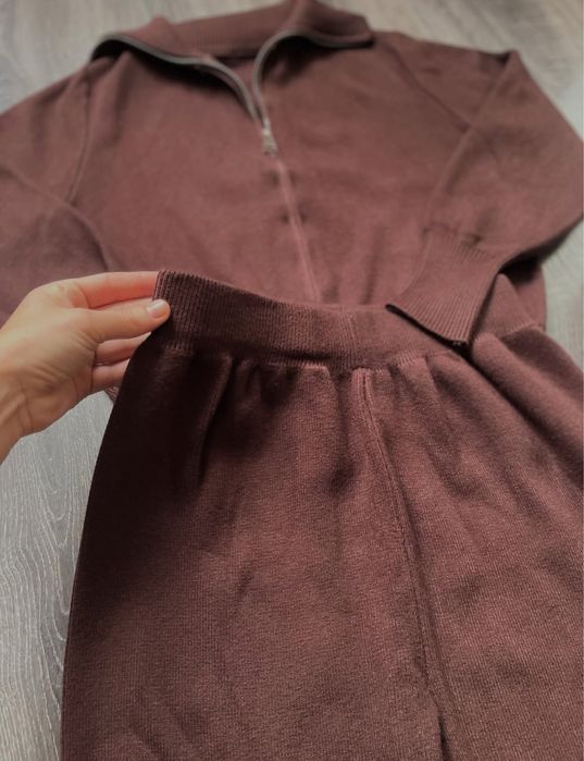 Трикотажний костюм в трендовому кольорі