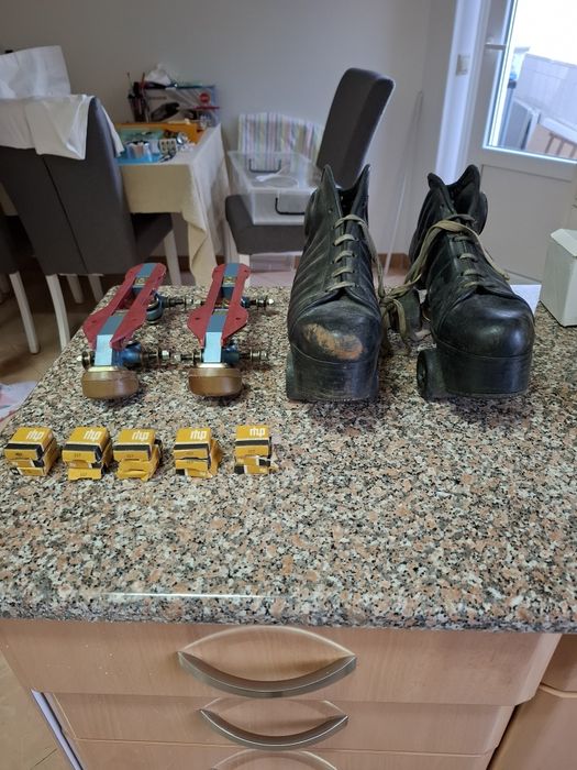 Par de pantins com bota + Par de chasdis de patins +16 rolamentos