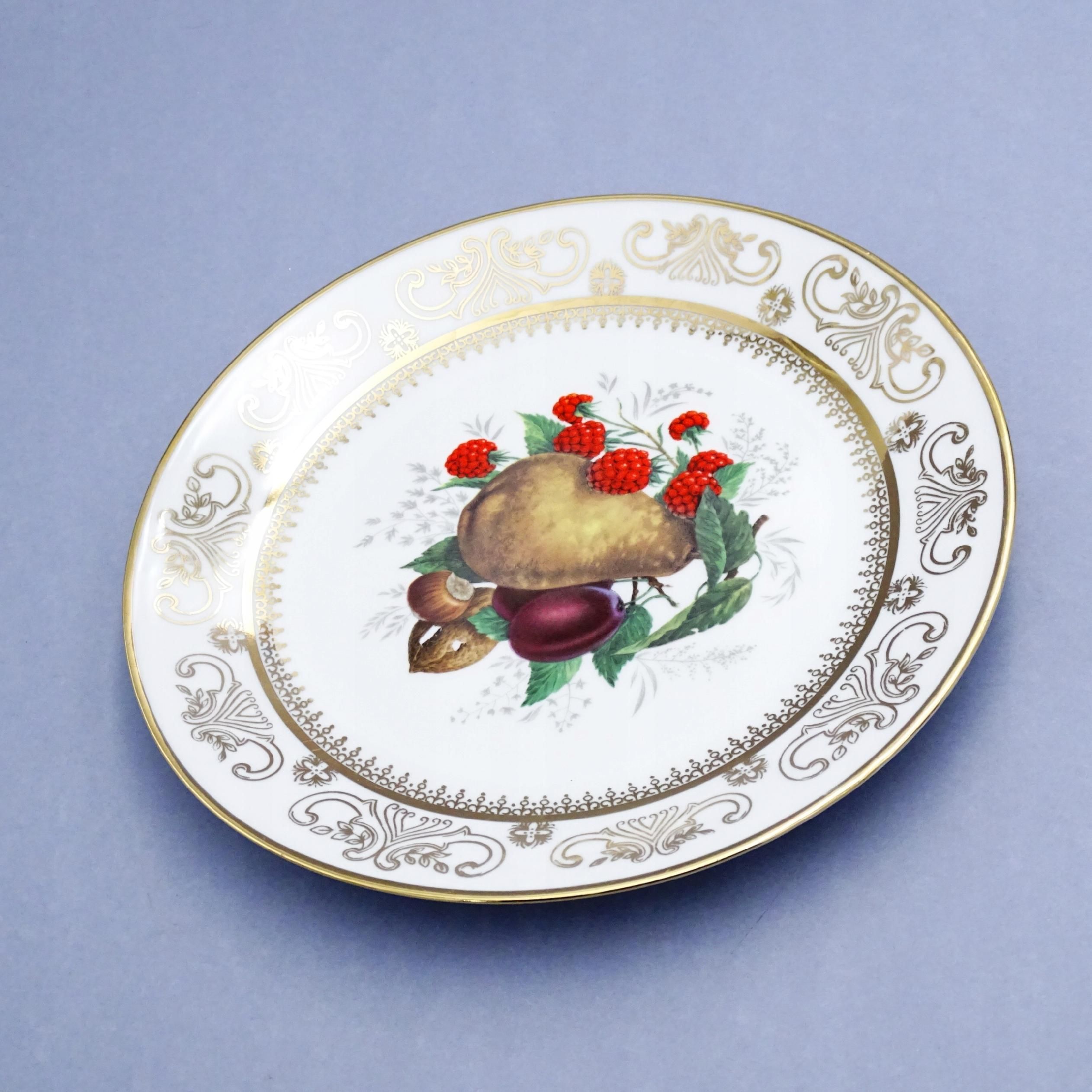 stary  talerzyk porcelanowy owoce gruszka śliwka leszczyna jeżyna