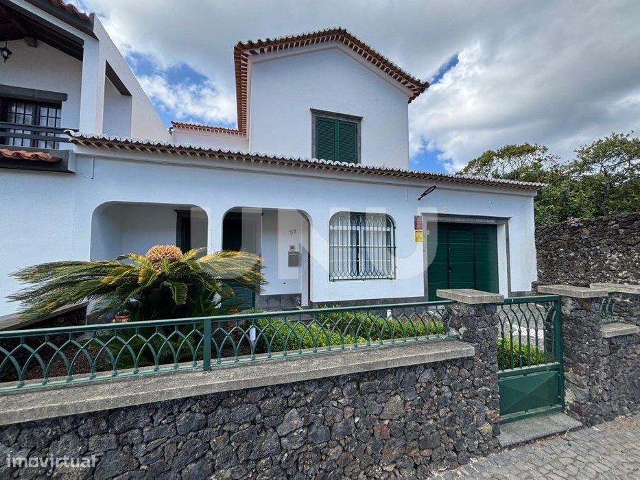 Moradia V4 no Bairro da Nossa Senhora do Rosário - Lagoa