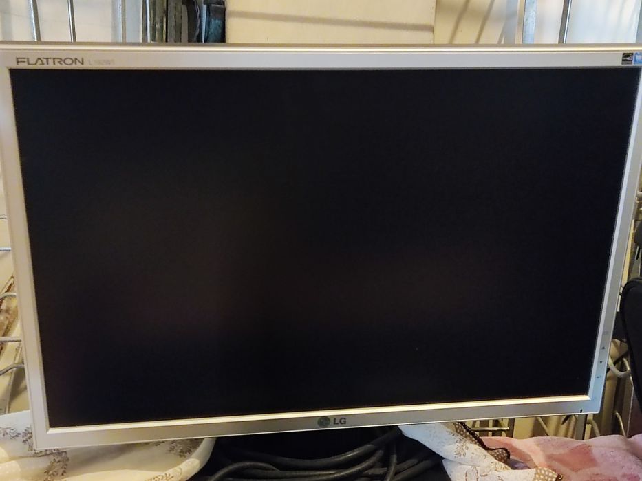Monitor LG + teclado e rato (VGA e PS/2) – 20€