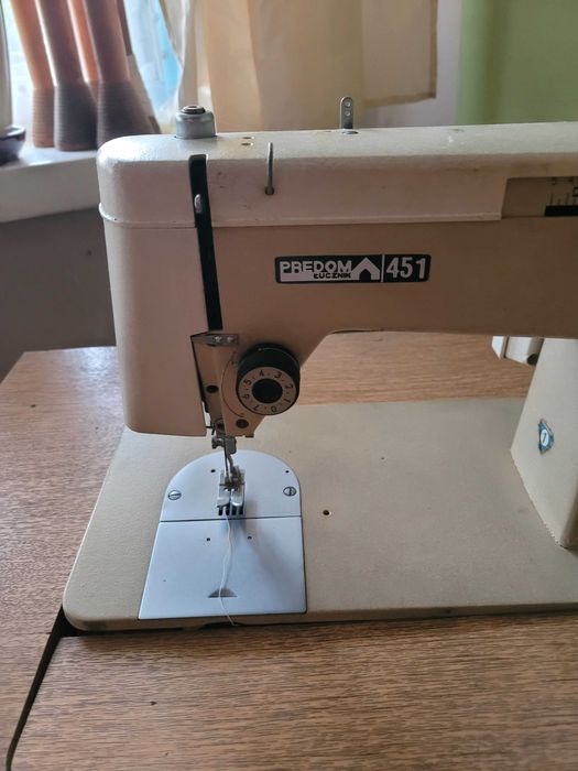 Maszyna do szycia Łucznik 451 na stole