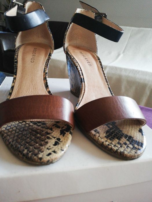 Buty sandały na koturnie Reserved motyw wężowa skóra r. 36