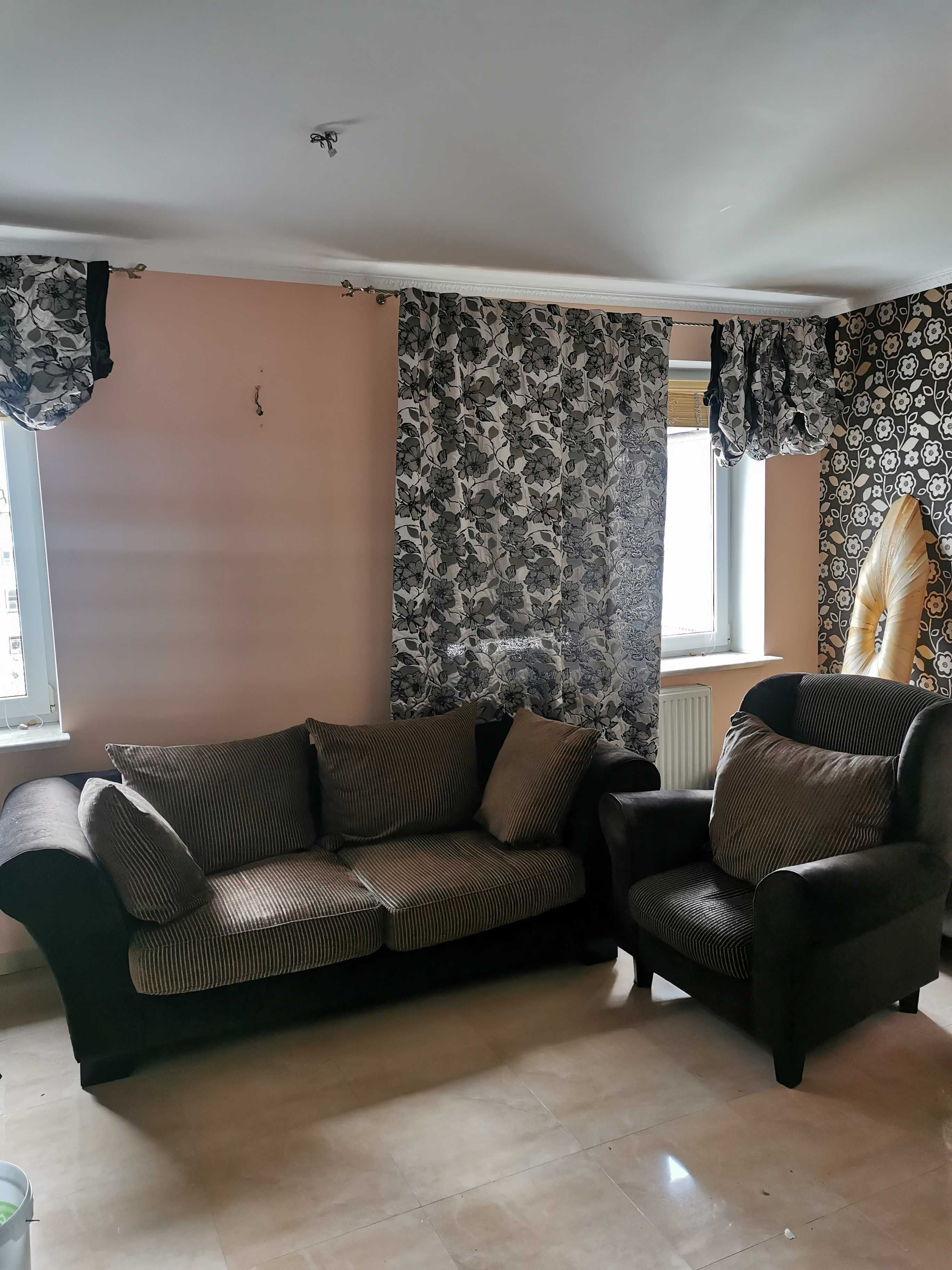 Zestaw mebli do salonu – sofa z poduchami i fotel