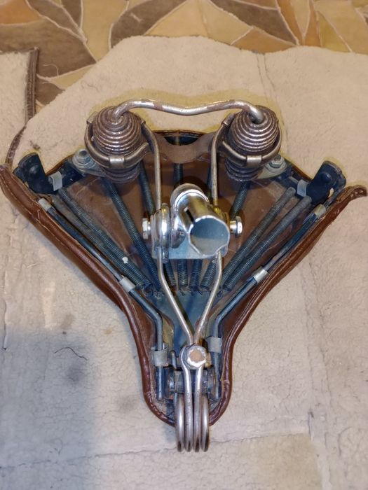 Stare skórzane siodło do motocykla