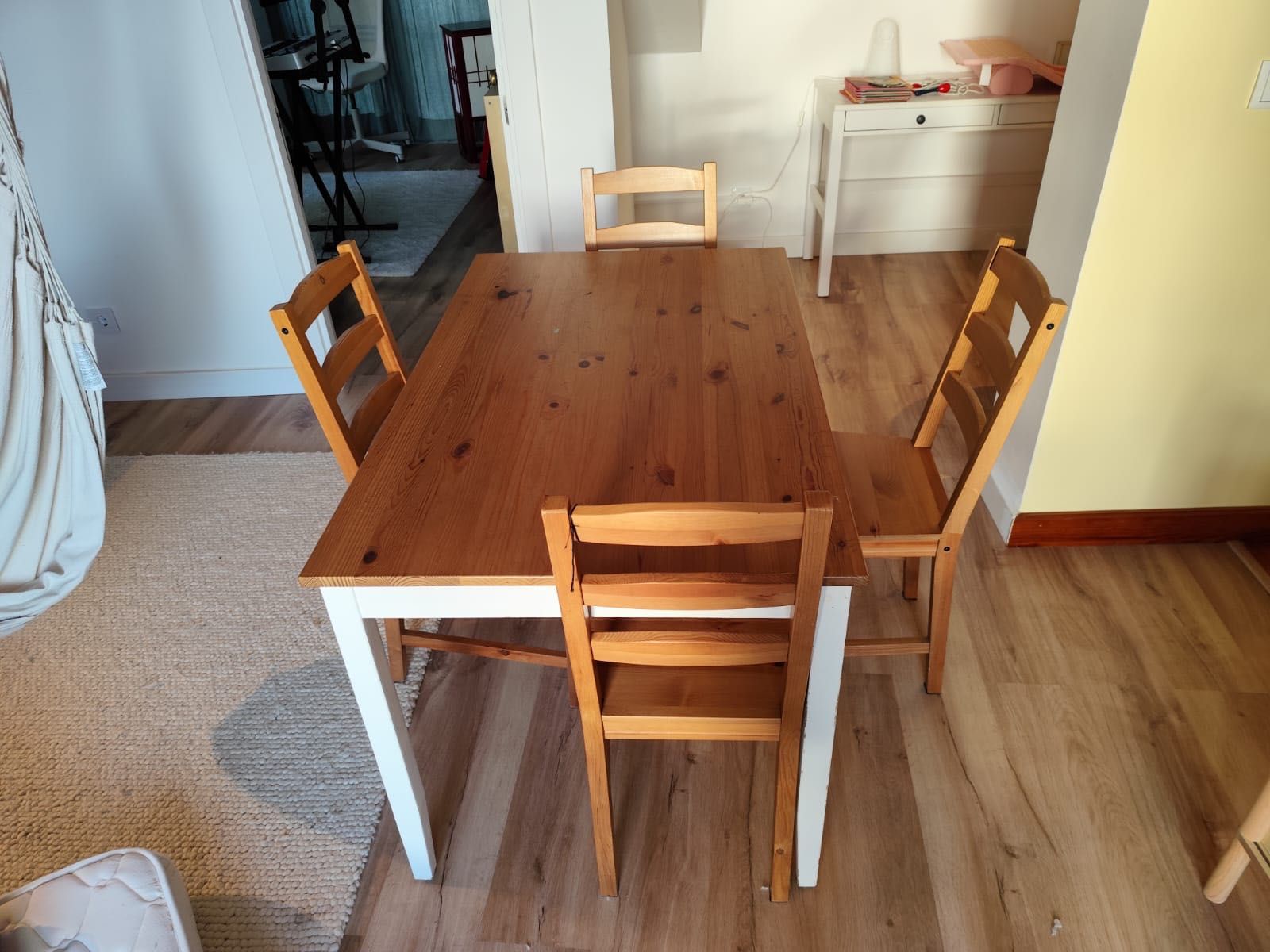 Mesa de jantar/cozinha com 4 cadeiras. Vendo o conjunto