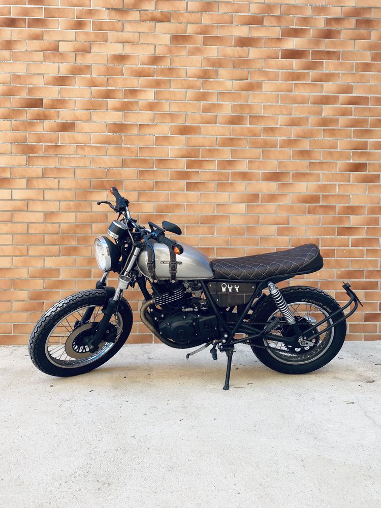 Suzuki GN250 **cafe racer** (troco por N max ou x max )