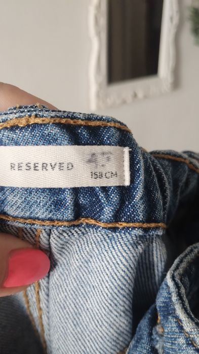 Spodnie jeansy z kieszeniami na nogawkach.