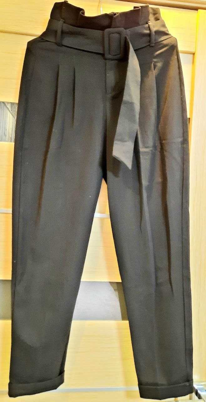Трендові чорні брюки з високою посадкою Bershka