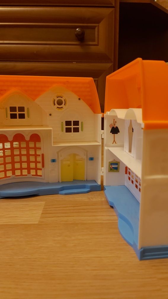Дитячий іграшковий будиночок