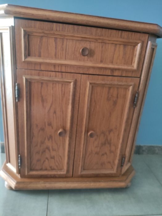 Mała, zgrabna komoda