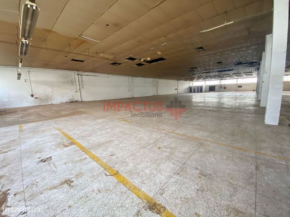Armazém inserido em Zona Industrial