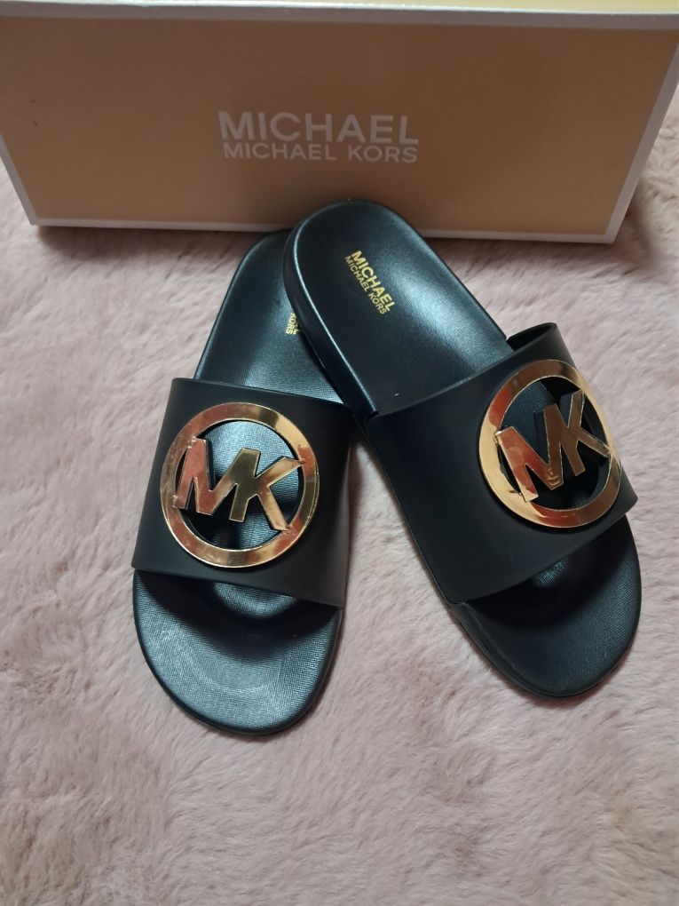 Michael Kors czarne klapki r 35/36 logowane  MK jett charm chopout