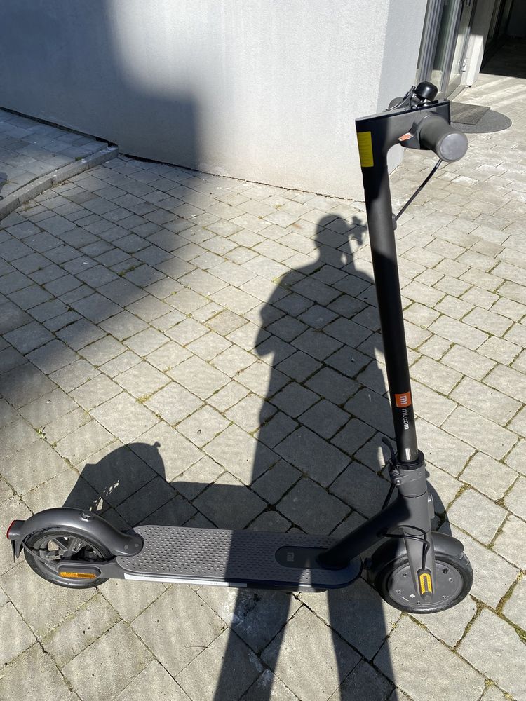 Електросамокат Xiaomi Mi Electric Scooter Essential