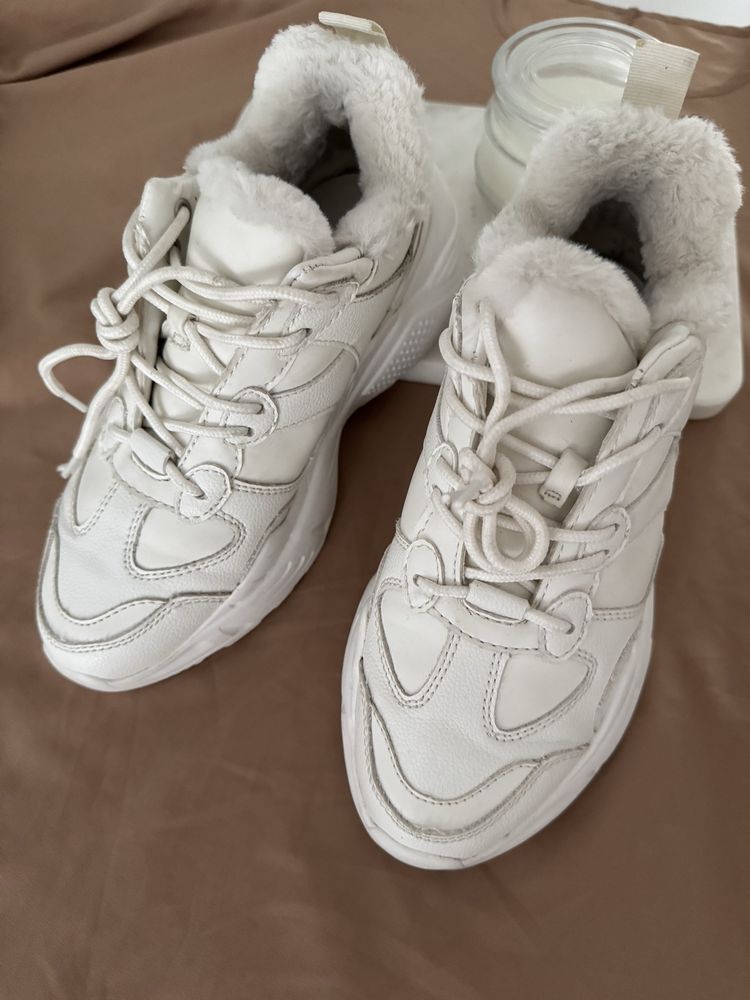 Białe sneakersy z futerkiem Pull & Bear, adidasy