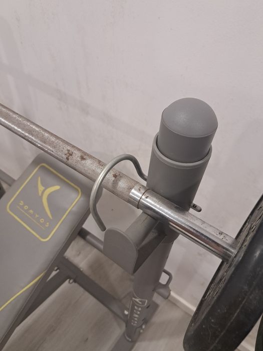 Banco de musculação com barra e pesos