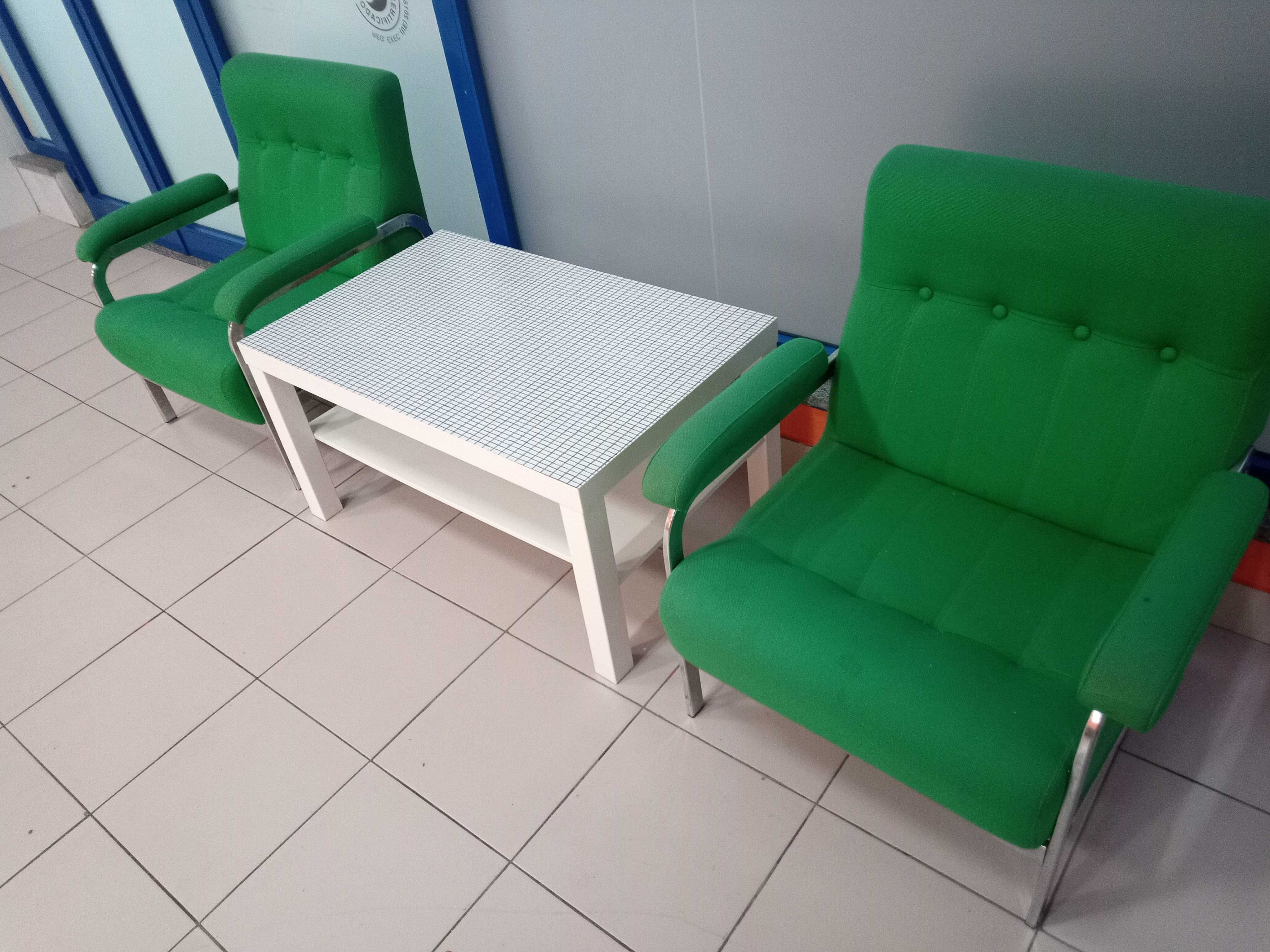 2 Sofás e mesa de centro para escritório
