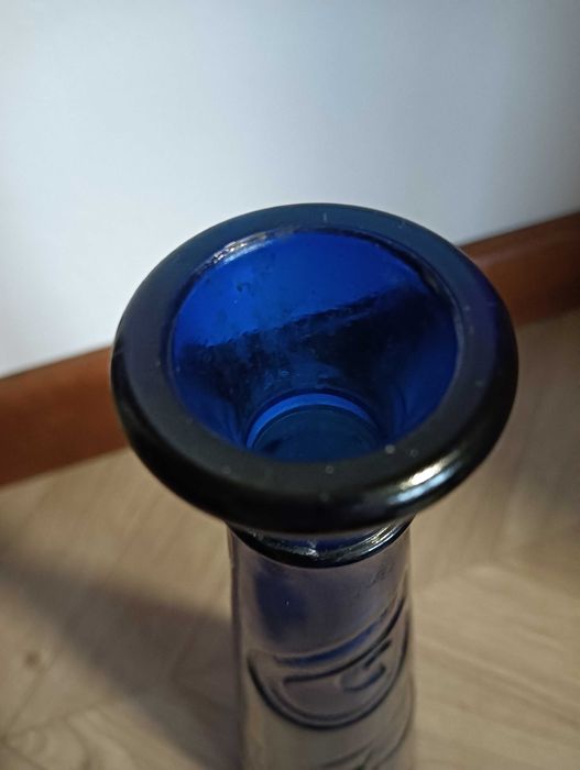 Szklana butelka wazon granatowy