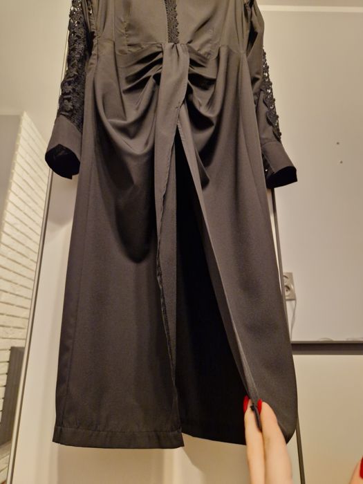 Czarna Sukienka wizytowa z rozcięciem midi