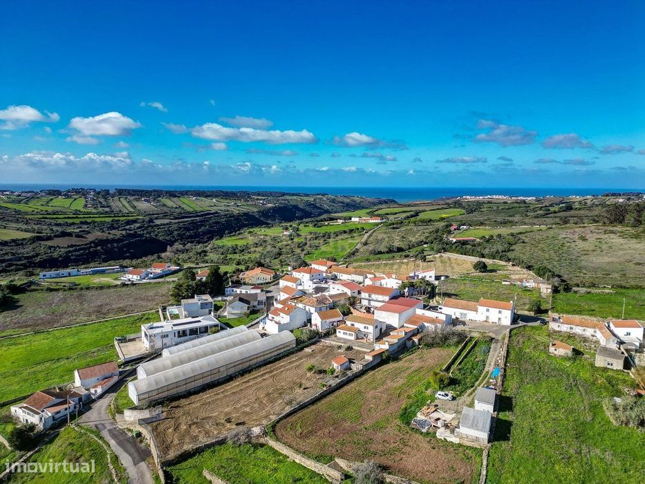 Moradia Isolada T3 com 2480m2 de terreno, poço e com anexos