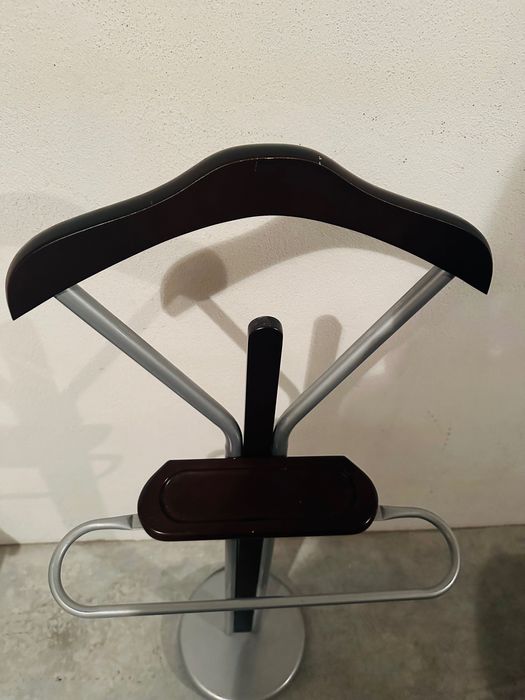 Cabide de pé para quarto madeira escura e metal