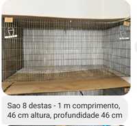 Várias gaiolas usadas para despachar