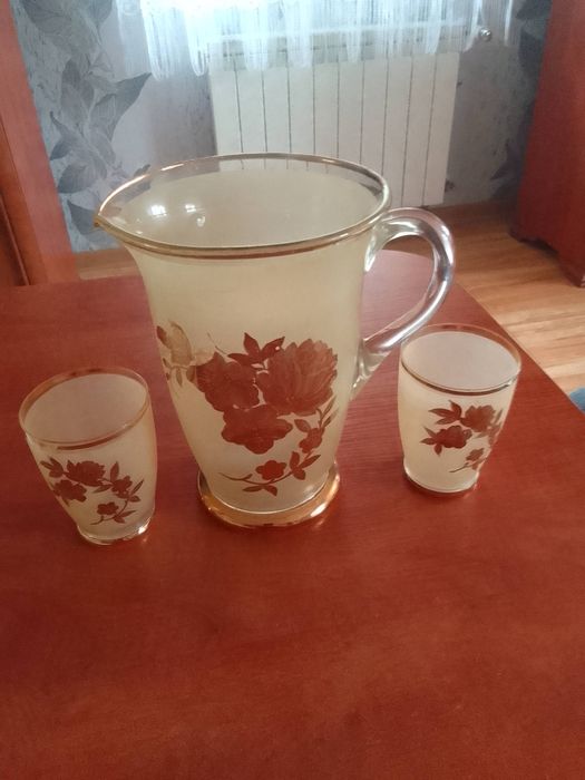 Dzbanek ze szklankami
