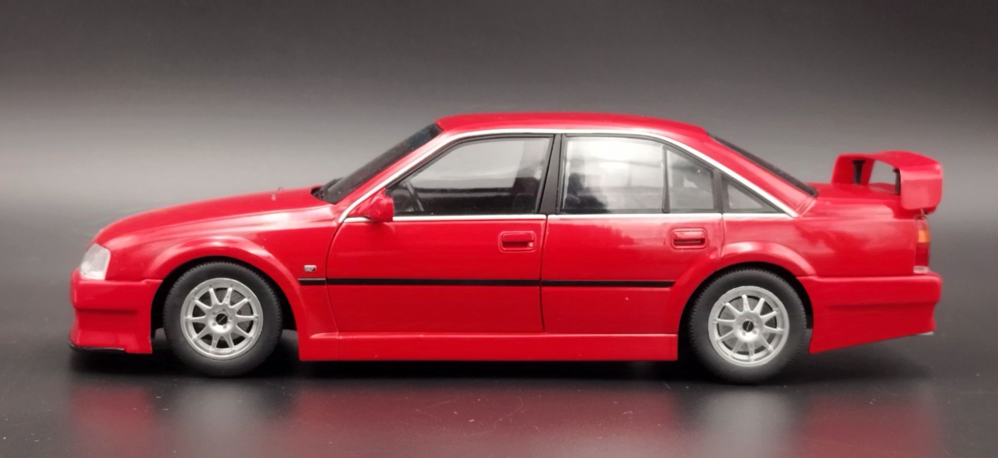 Opel Omega 3000 24V Evo 500 Irmscher 1990 Magma Red Solido 1:18