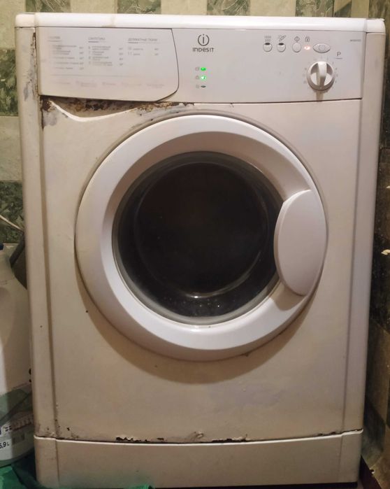 Пральна машинка Indesit wisn 100 на 4.5 кг Робоча