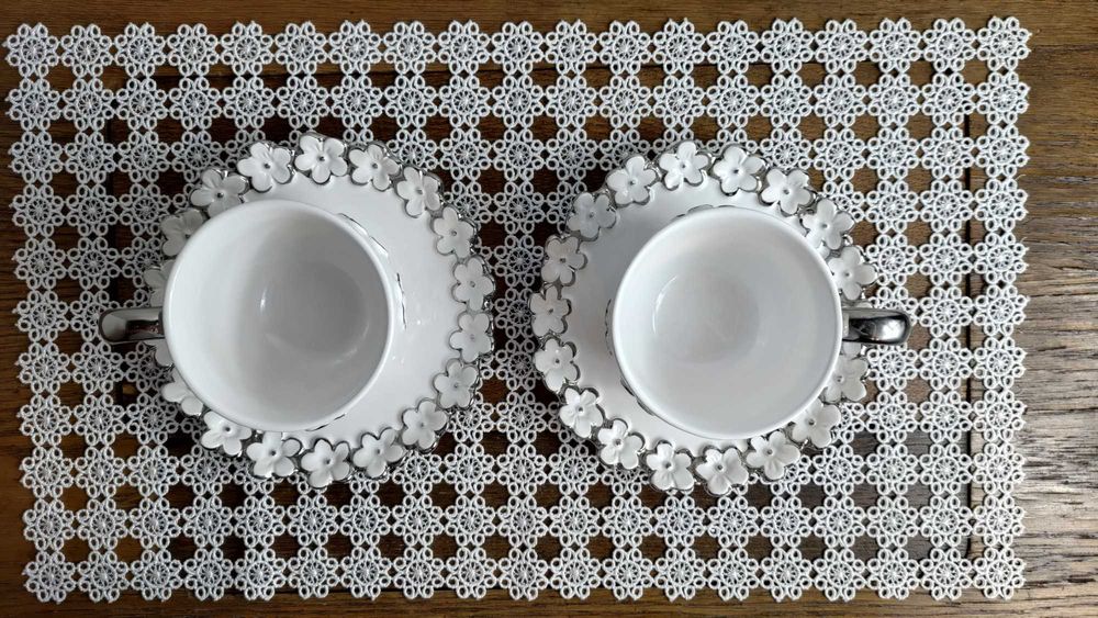 Komplet dwóch białych filiżanek z podstawkami home&you