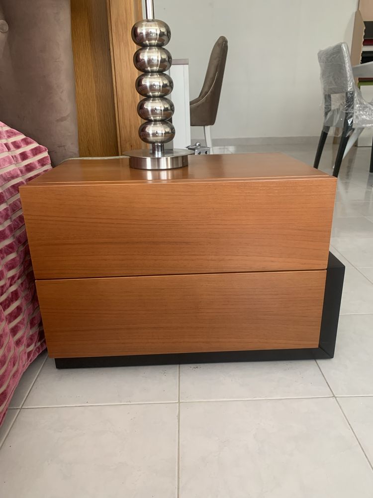 Cama de casal com mesas de cabeceira