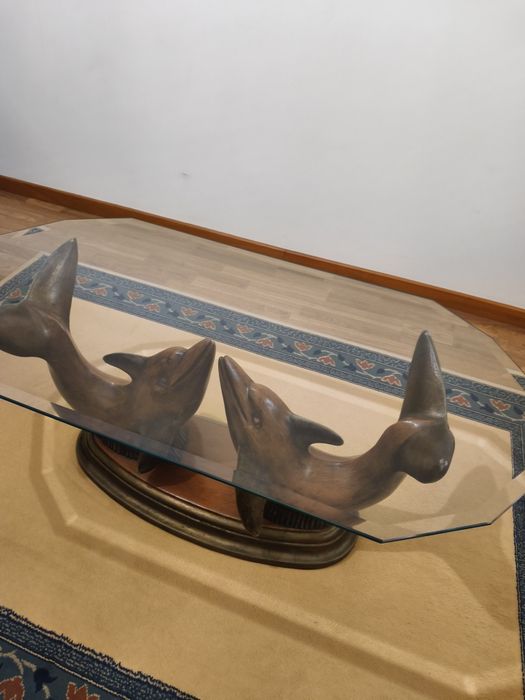 Mesa de centro em vidro com base em madeira esculpida (golfinhos)