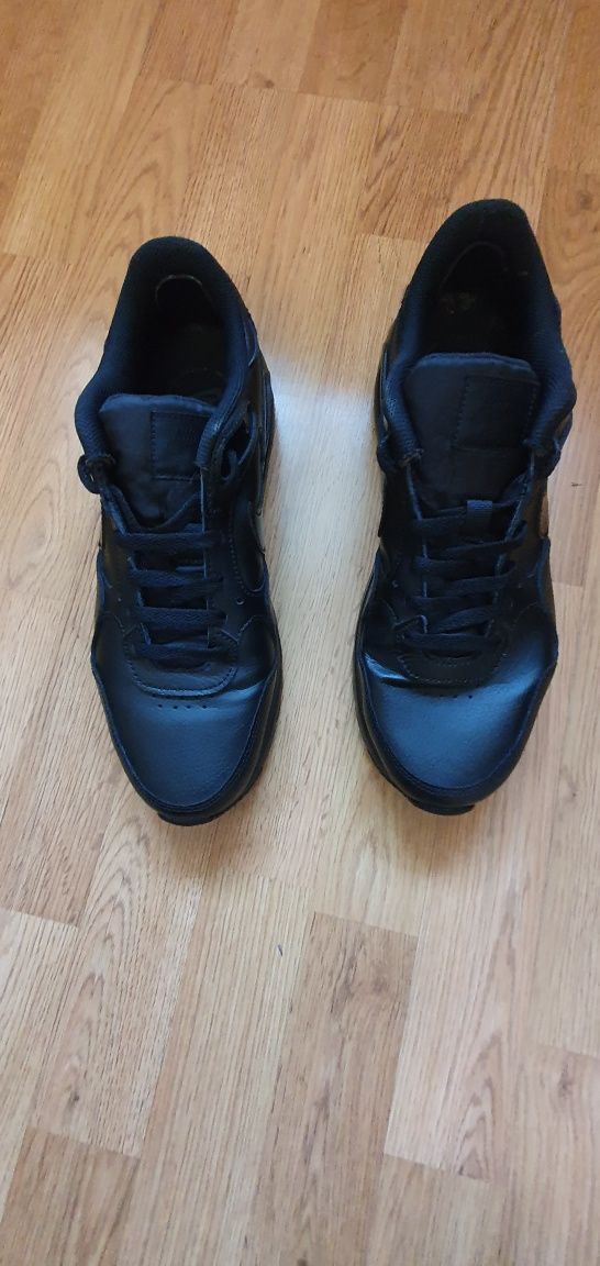 Продам кросівки NIKE