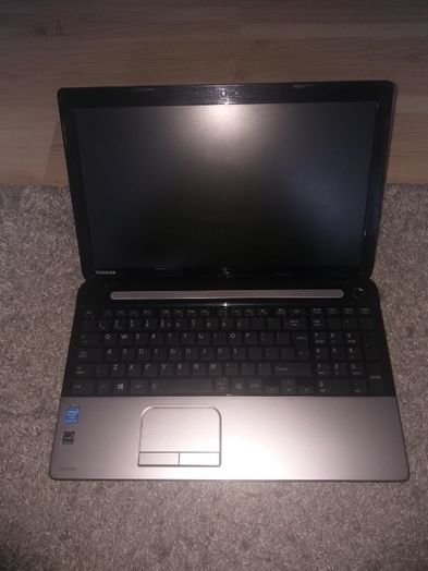 laptop Toshiba srebrny