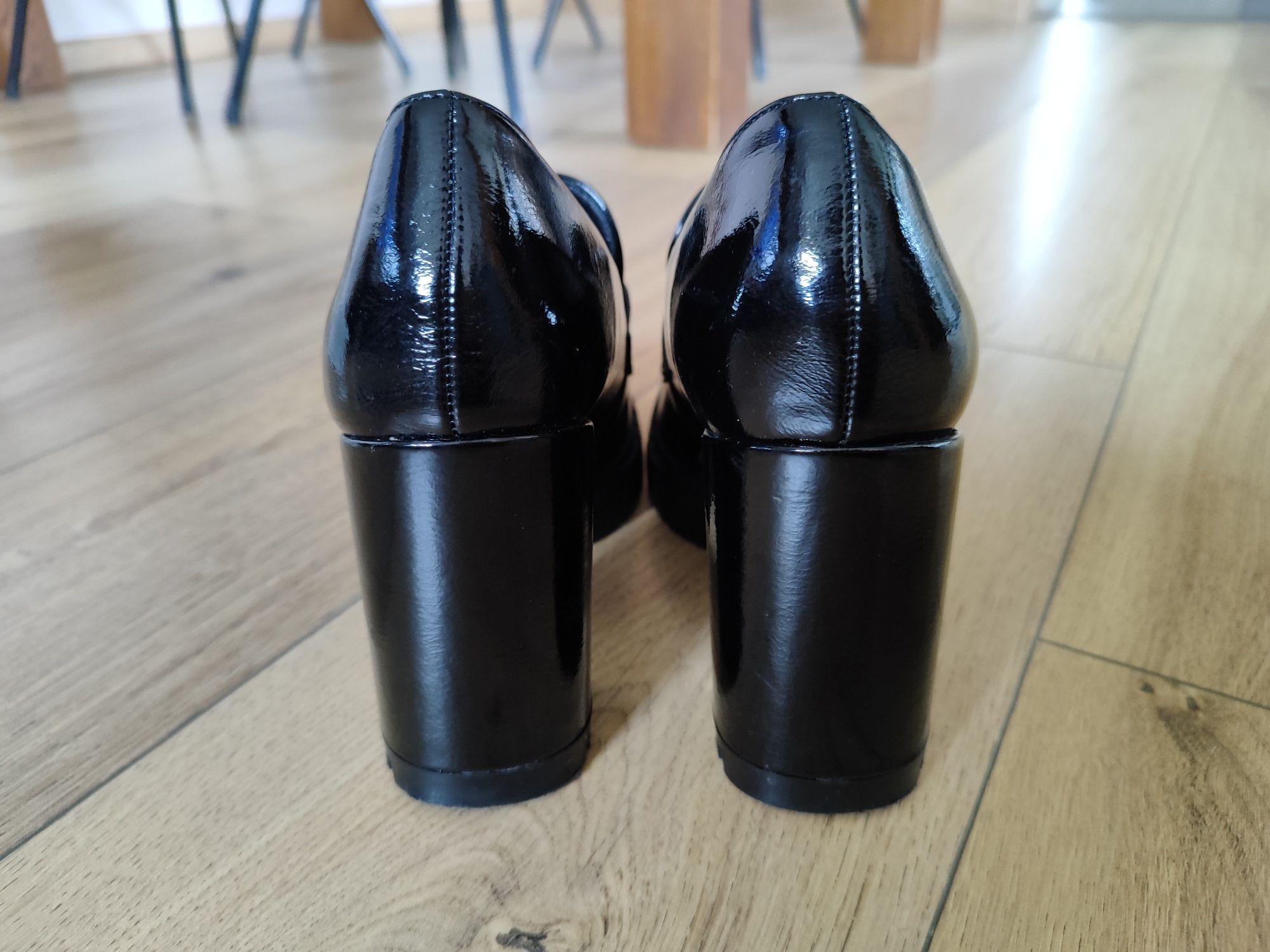 Półbuty Mokasyny na obcasie Goodin, rozm. 38