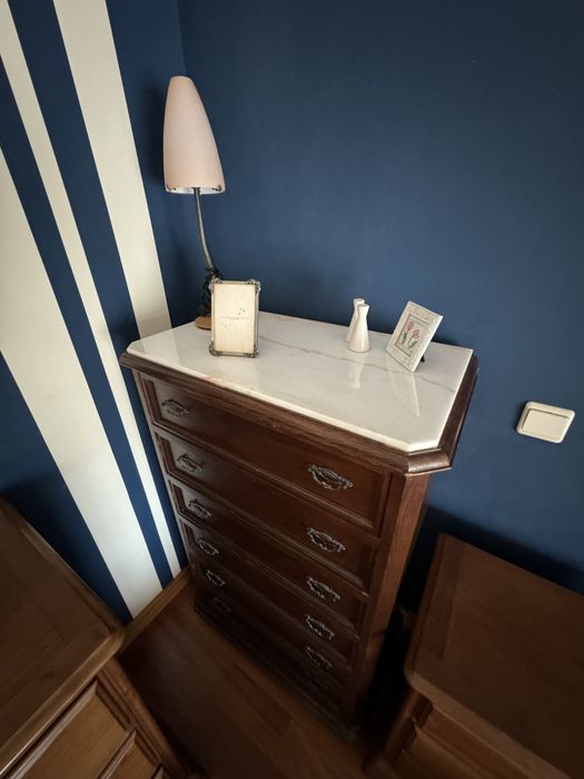 Cómoda em madeira maciça com tampos em marmore