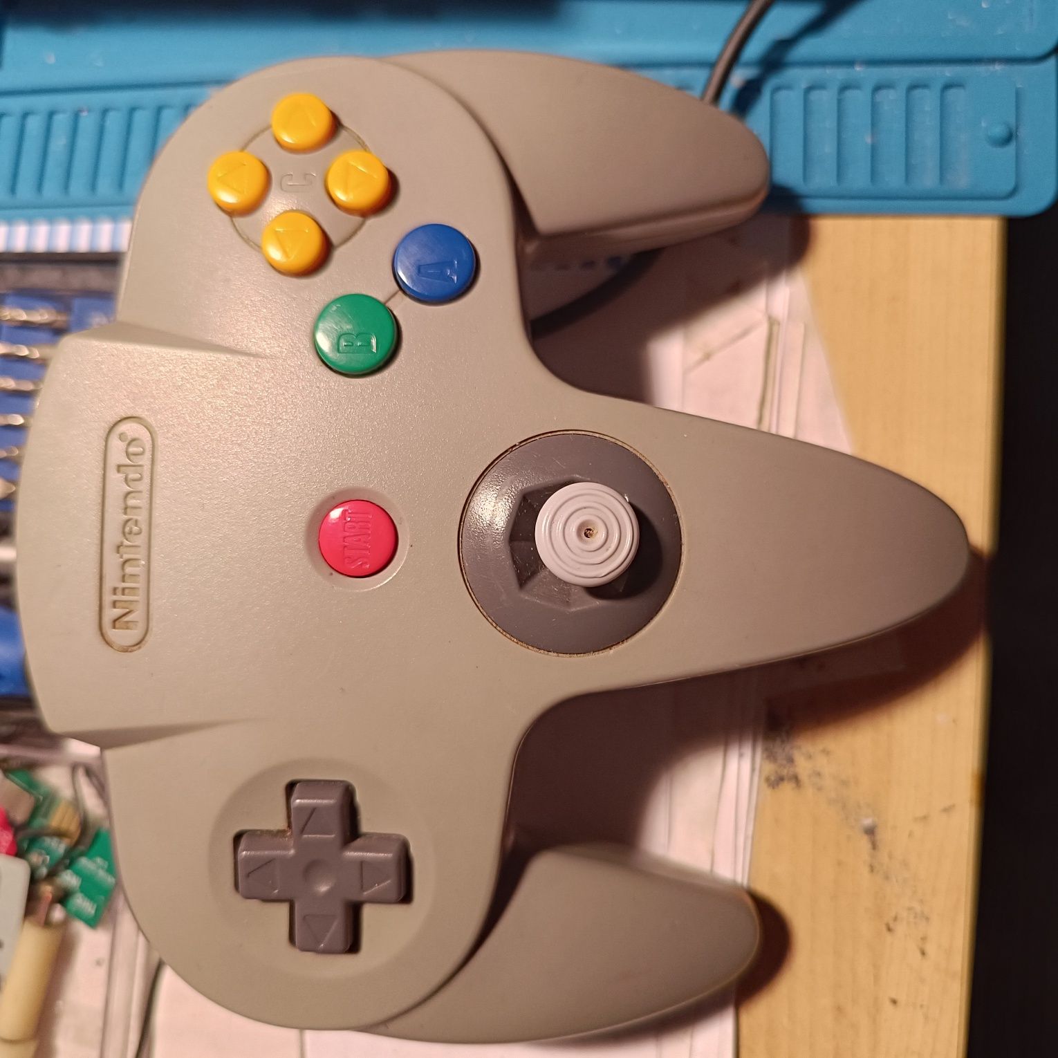 Nintendo 64 japonesa com comando e cabos