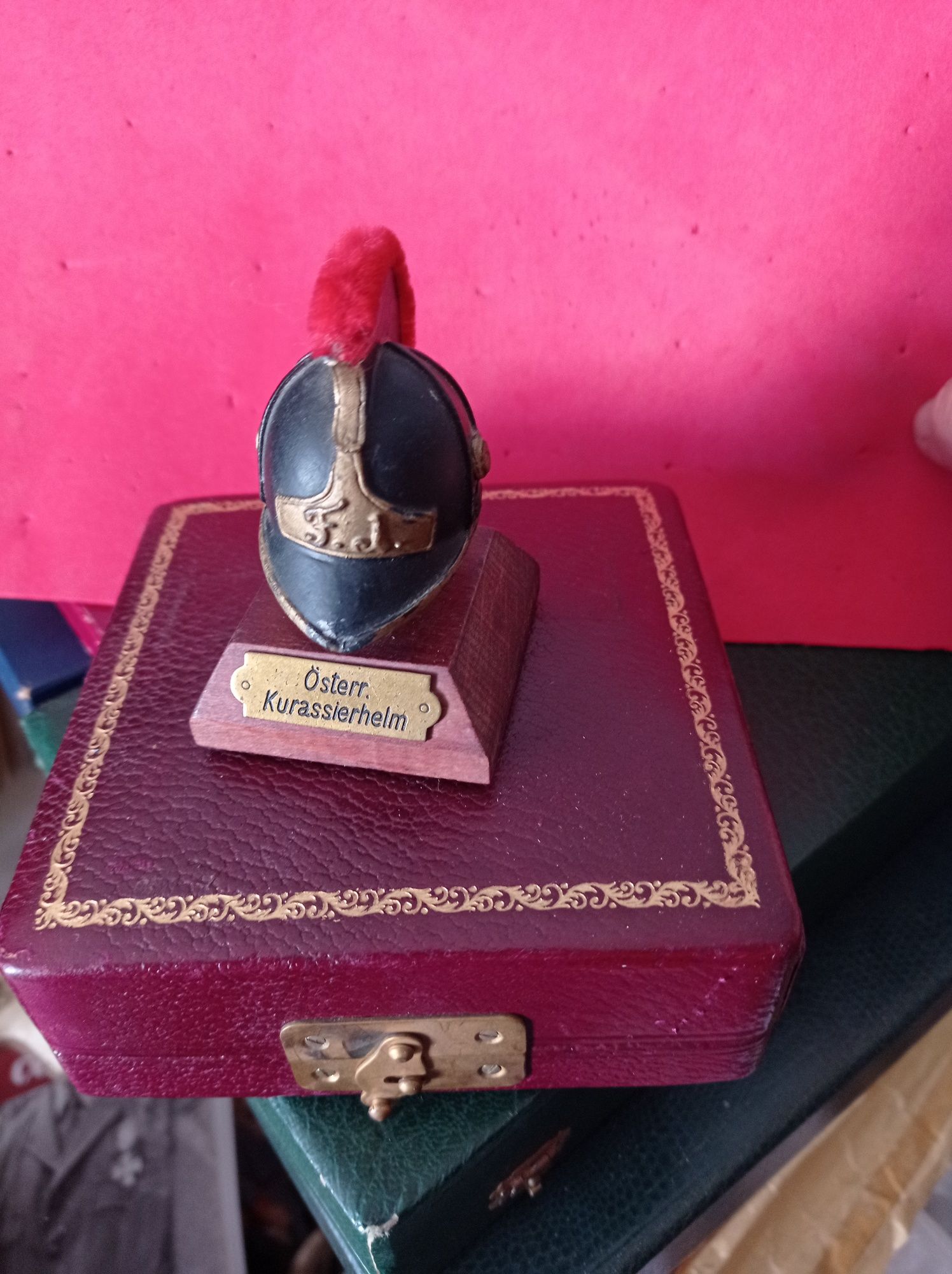 Capacetes militares em miniatura