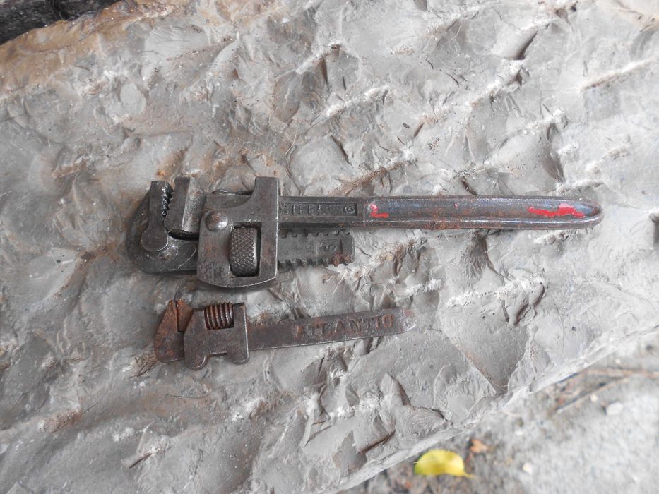 Duas pequenas chaves inglesas muito antigas vintage retro automobilia