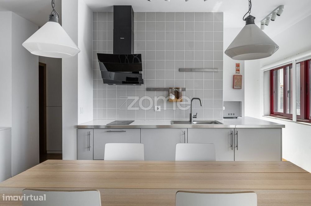 Apartamento T2, na Rua da Constituição, Porto