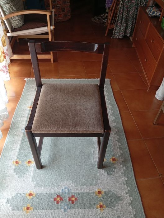 2 cadeiras iguais estilo moderno