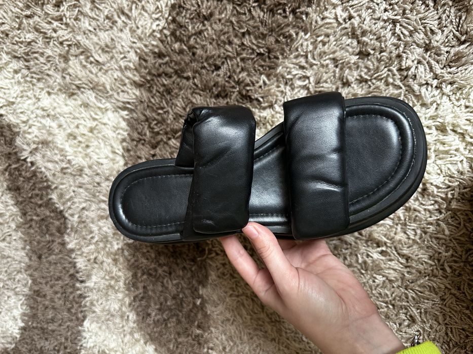 Шльопанці з кож заму