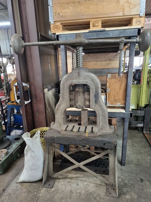 Prasa śrubowa balansowa