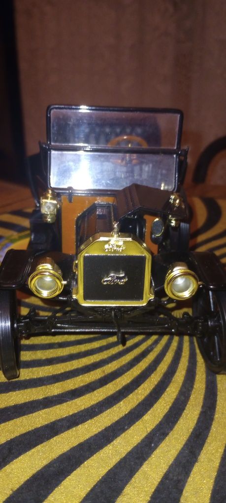 Model Universal Hobbies Ford model T skala 1:18 Gablota