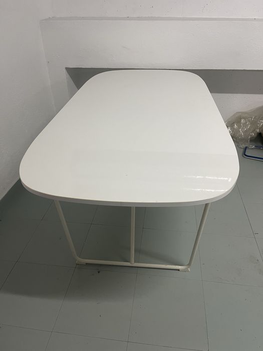 Mesa de sala/cozinha oval ikea