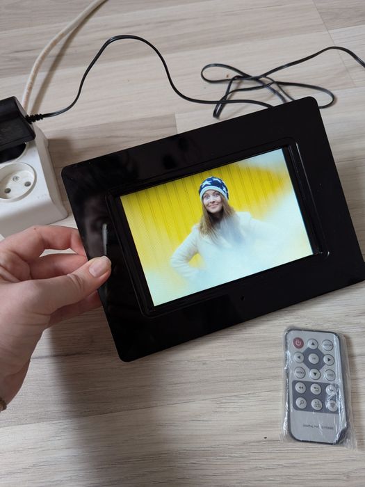 Цифрова фоторамка Intenso 7" з пультом та кабелем живлення
