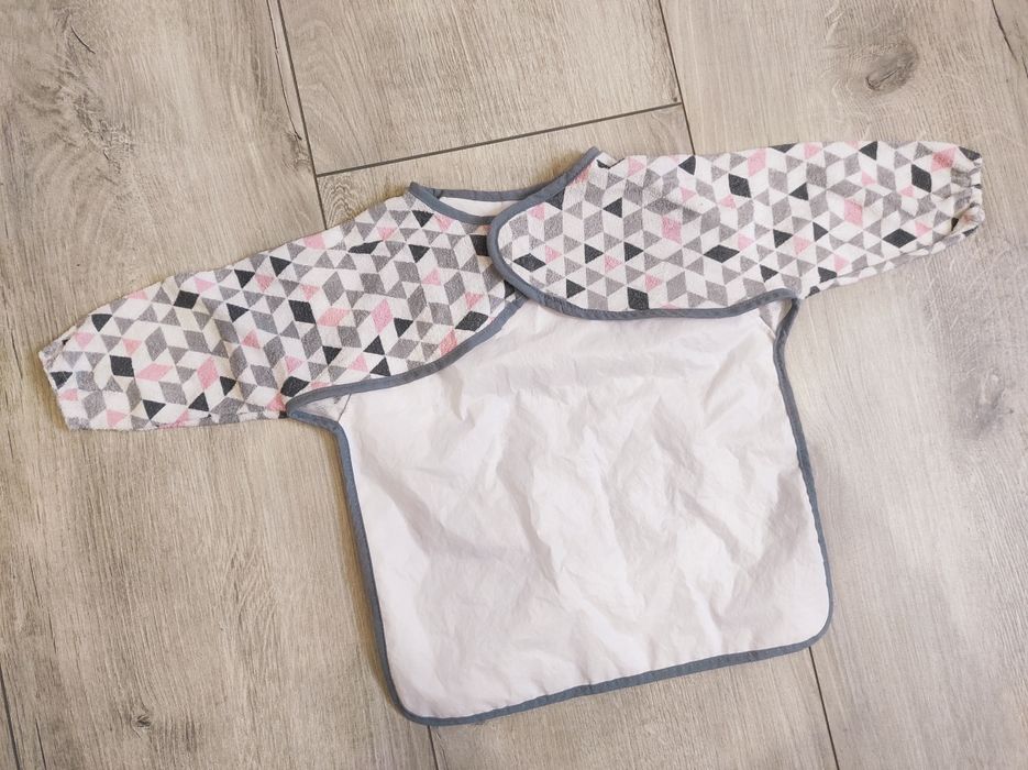 wodoodporny śliniak z  długimi rękawami / fartuszek do karmienia