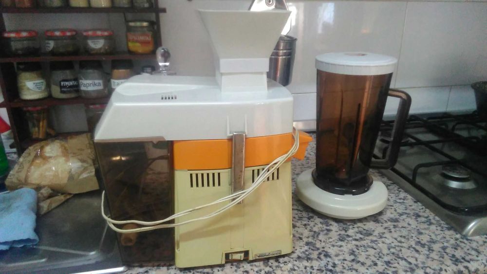 Maquina de sumos com liquidificador em muito bom estado , da moulinex,