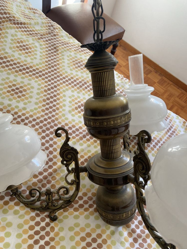 Um candeeiro de tecto e dois do mesmo conjunto de mesa de cabeceira