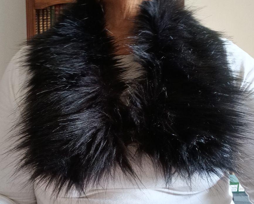 Gola em pêlo em preto